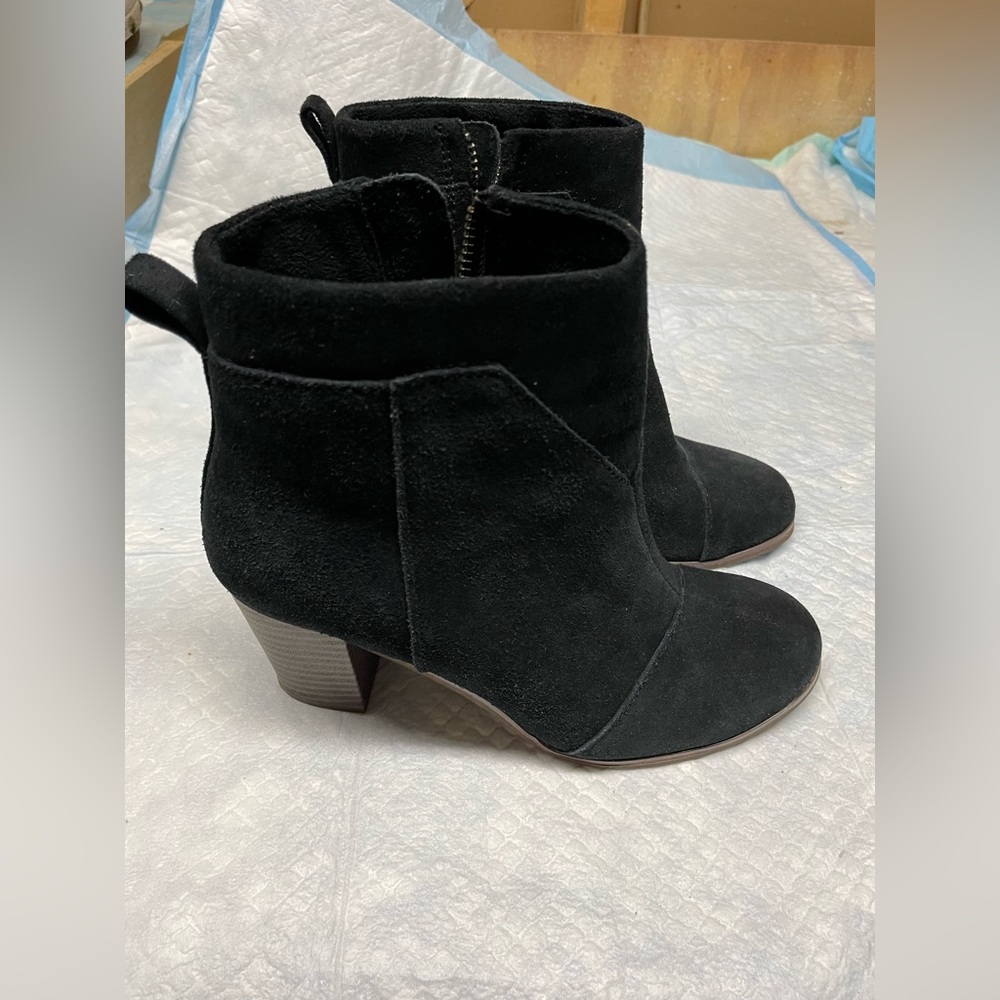 Toms women black leather boots, size 6.5, excellent condition